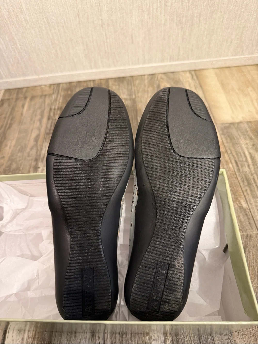 Array Women's Silver Comfort Slip-On Flats Size 7 Narrow